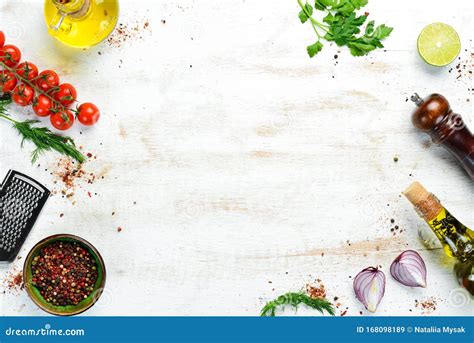 Pancarta De Comida Especias Verduras Y Hierbas En Un Fondo Blanco De Madera Vista Superior