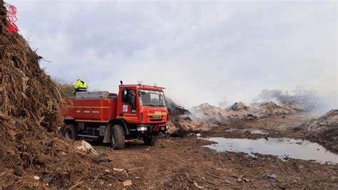 Bomberos Trabajan En La Extinción De Un Incendio En Un Vertedero Cercano Al Montgó