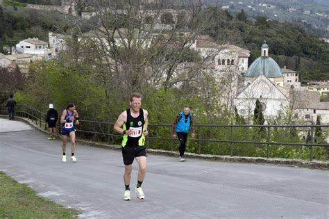 Giro Podistico Dell Umbria Grande Successo Per La Suggestiva Tappa Di