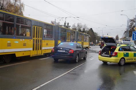 Sr Ka Tramvaje S Autobusem Na Borech Skoro Dv Des Tky Zran N Ch