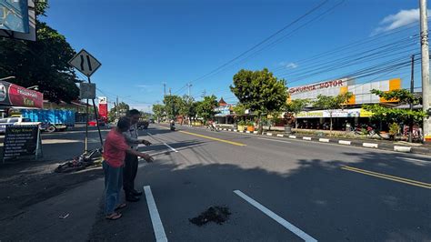 Kehilangan Kendali Truk Tabrak Sepeda Motor Dan Sepeda Angin Hariane