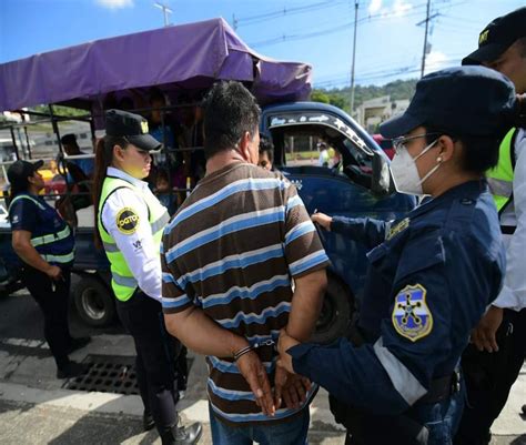 El Salvador Capturan a conductor con más de 100 miligramos de alcohol