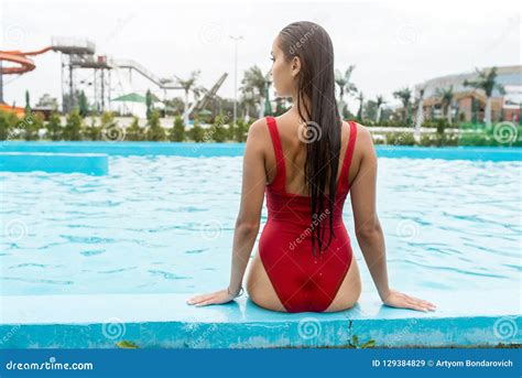 Sch Ne Sexy Frau Mit Gesunder Gebr Unter Haut Im Bikini Der Im