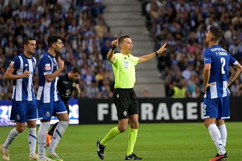 Portogallo il Var è spento e l arbitro nega un calcio di rigore al