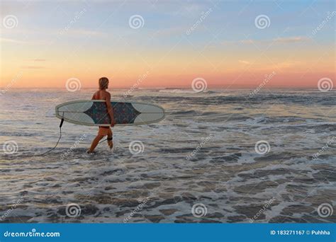 Surfista Hombre Surfista Con Tabla De Surf Blanca Caminando En El