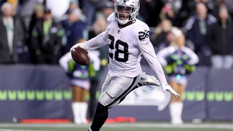 Nfl Honors 2023 Raiders Rb Josh Jacobs Is Fedex Ground Player Of The Year