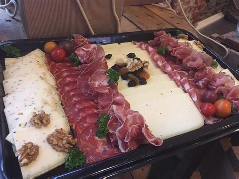 Plateau Raclette Avec Charcuterie Dispos Sur Plateau En Bois La