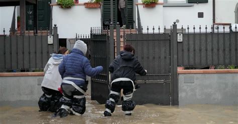 Tempesta Ciaran 7 Morti In Toscana Polemica Per La Mancata Allerta