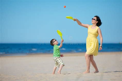 Matriz Nova E Filho Que Jogam Na Praia Imagem De Stock Imagem De