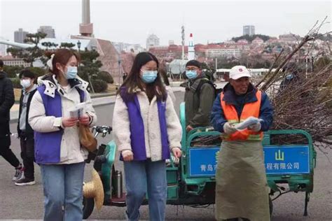 【学习雷锋月】——“追锋行动”之走近环卫工人 山东科技大学研究生工作部