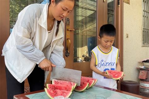 大庆路边买西瓜，回家媳妇切开都尝尝，孙子先给奶奶拿一块 凤凰网视频 凤凰网