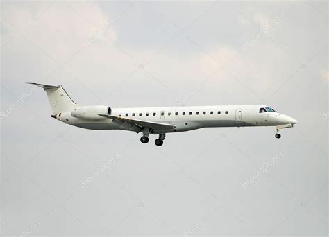 Embraer Erj 145 Regional Jet — Stock Photo © Icholakov01 11902372