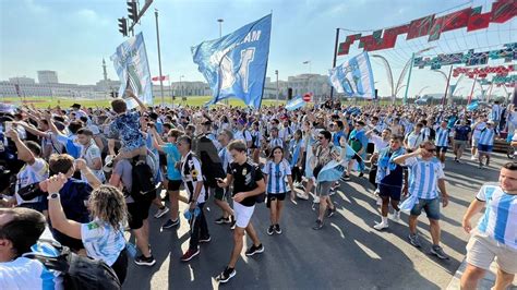 Mundial Qatar El Banderazo De Cientos De Hinchas Argentinos A Un