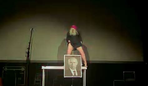 Rusia condena a seis años de cárcel a una integrante de Pussy Riot por