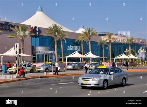 Abu dhabi marina mall cab hi-res stock photography and images - Alamy