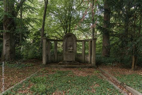 Grabmal wie ein Tempel als zeichen der Trauer um angehörige Stock Photo