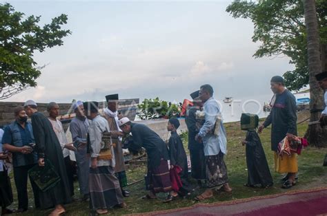 SHALAT IDUL FITRI DI PANTAI MERAK ANTARA Foto