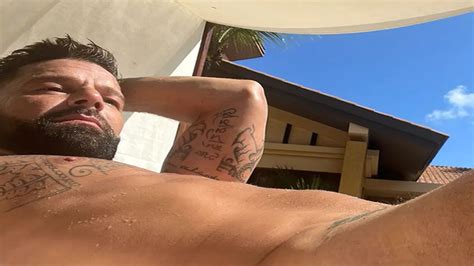 Ricky Martin Public Im Genes Tomando El Sol Sin Nada De Ropa