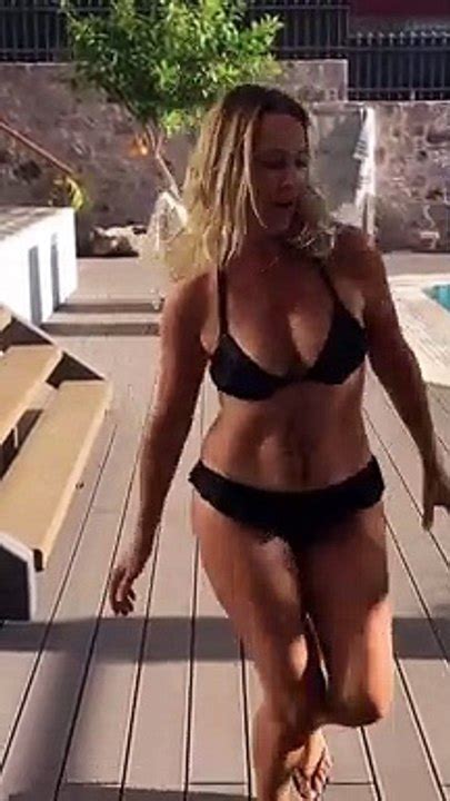 Hülya Avşar dan bikini şov Fiziğiyle mankenlere taş çıkarttı