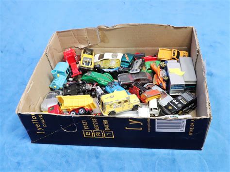 Lot - COLLECTION OF SMALL TOY CARS & TRUCKS