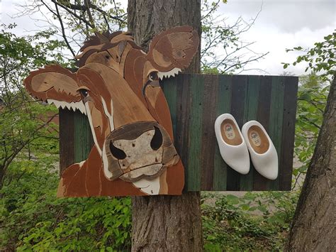 Koe Nr Gemaakt Van Oud Hout Uit Een Kippenhok Met Houten Klompjes