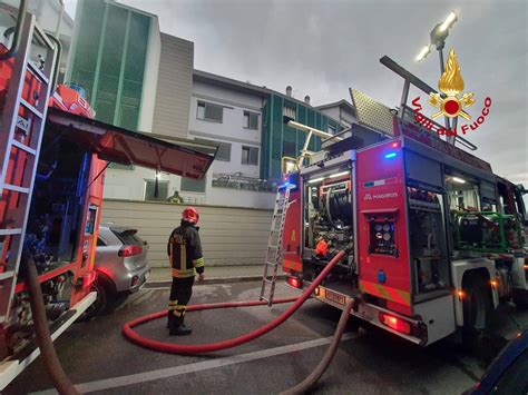 Firenze Incendio In Un Garage Evacuato Palazzo Di Quattro Piani