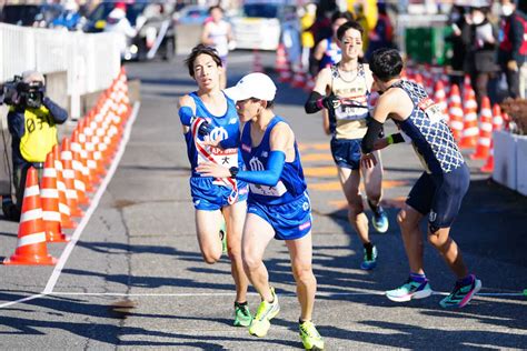 ＜第99回箱根駅伝往路・戸塚中継所＞3区・伊豫田にたすきをつなぐ順大2区・三浦（左）（撮影・会津 智海） ― スポニチ Sponichi