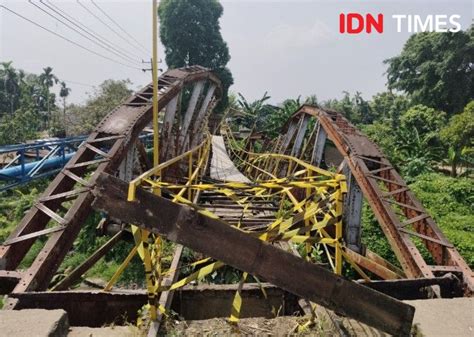 Jembatan Sei Deli Penghubung Kecamatan Roboh Di Medan