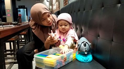 Gwen Memberi Makan Ikan Hiu Mainan Baby Shark Youtube