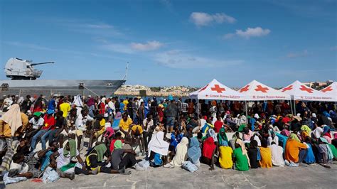 La Pequeña Isla Italiana De Lampedusa Sigue Recibiendo Gran Número De Migrantes Más De Mil