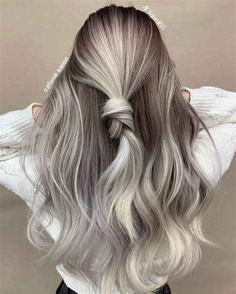 L immagine può contenere una o più persone e primo piano Platinum Hair