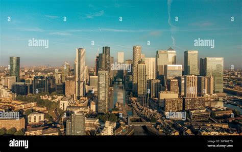 Une vue aérienne d un paysage urbain animé avec une rivière sinueuse