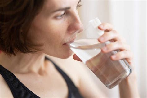 Beber água em jejum é bom ou ruim Saiba a verdade agora mesmo SaúdeLab