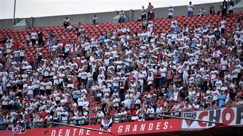 Torcedores do São Paulo protestam no Morumbi após derrota