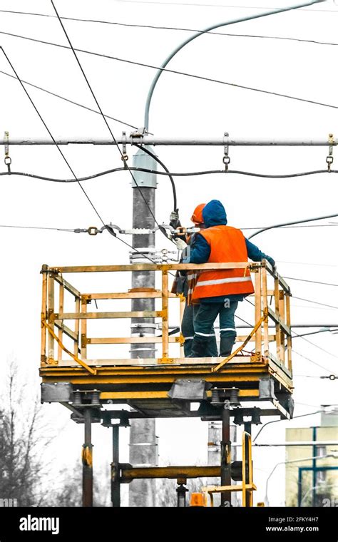 Dos trabajadores elevaron la seguridad en un equipo de grúa de máquina