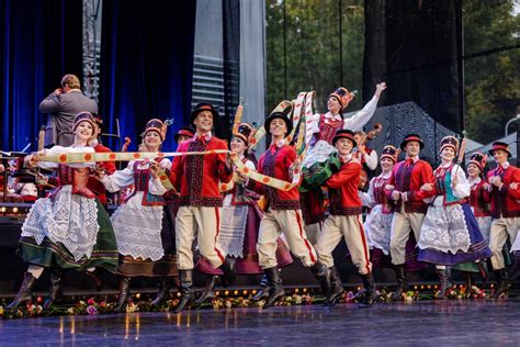 Polish Folk Dance Performances by Mazowsze are a Spectator Sport - PASI EDU