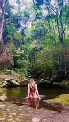 Nua Leticia Spiller Toma Banho De Cachoeira