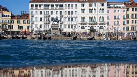 Venezia Rinasce L Hotel Delle Finestre Su San Marco In Anni