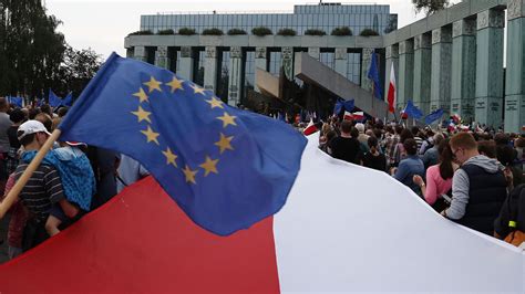 EU Commission ups the pressure on Poland | Euronews