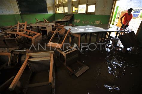 Bersih Lumpur Sisa Banjir Antara Foto