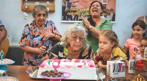 Aos 102 anos idosa que viralizou por entregar currículo e teve a vida