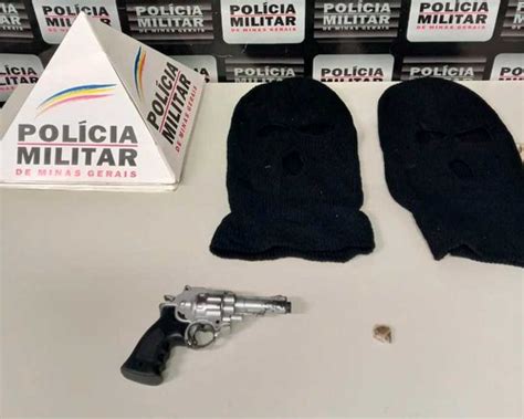 Homem Preso Touca Ninja Simulacro De Arma De Fogo E Moto Furtada