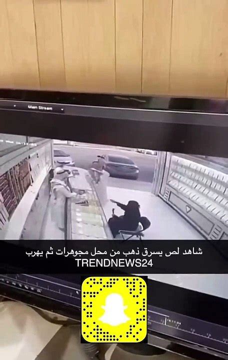 شاهد لص يغافل صاحب محل مجوهرات ويقوم بالسرقة في لمح البصر فيديو