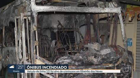 Vídeo Criminosos colocam fogo em ônibus da linha 121 em Ribeirão das