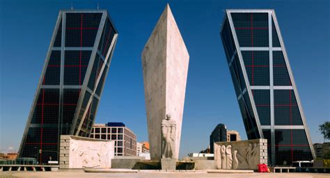 Edificios Singulares Las Torres Kio Tekton