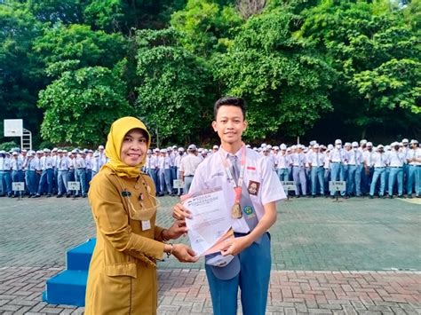 Upacara Bendera Dan Penyerahan Medali Lomba Sma Negeri Semarang