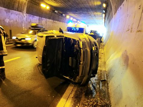 Messina Grave Incidente Sull A Auto Si Ribalta In Galleria Foto