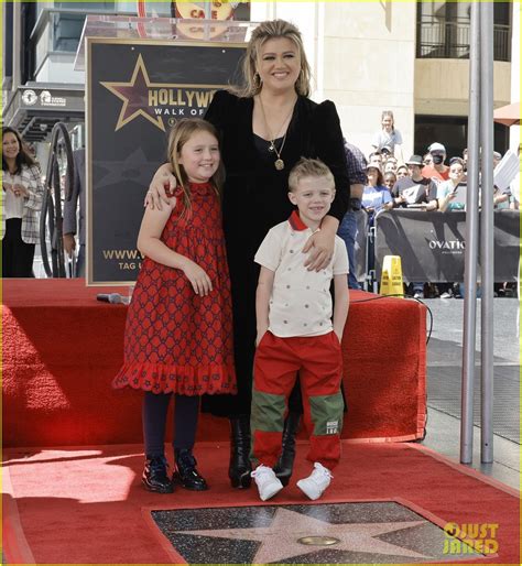 Kelly Clarkson Brings Her Two Kids To Walk of Fame Star Ceremony: Photo ...