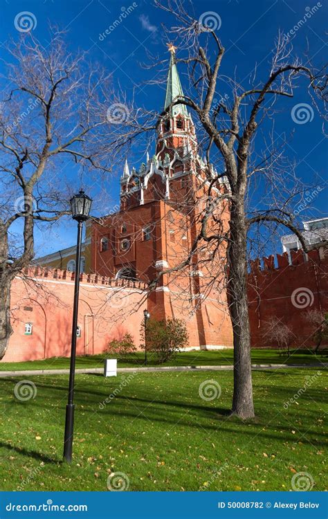 Roter Turm Des Moskaus Der Kreml Unter Dem Baum Stockfoto Bild Von