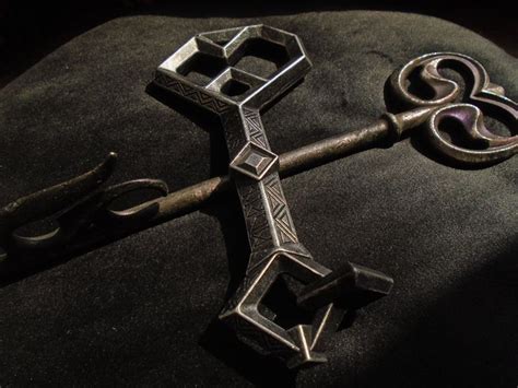 Weta Workshop Prop Replicas Of Key Of Erebor Mirkwood Gaol Key